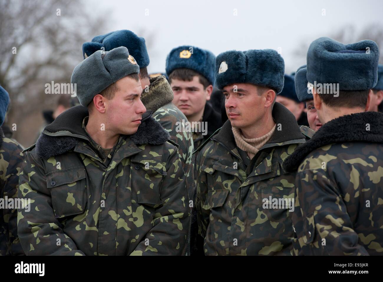 Ukrainische Luftwaffe Soldaten vertreiben uns die Zeit unter bewaffneten Hüte auf Belbek Luftwaffenstützpunkt in der Krim, Ukraine Stockfoto