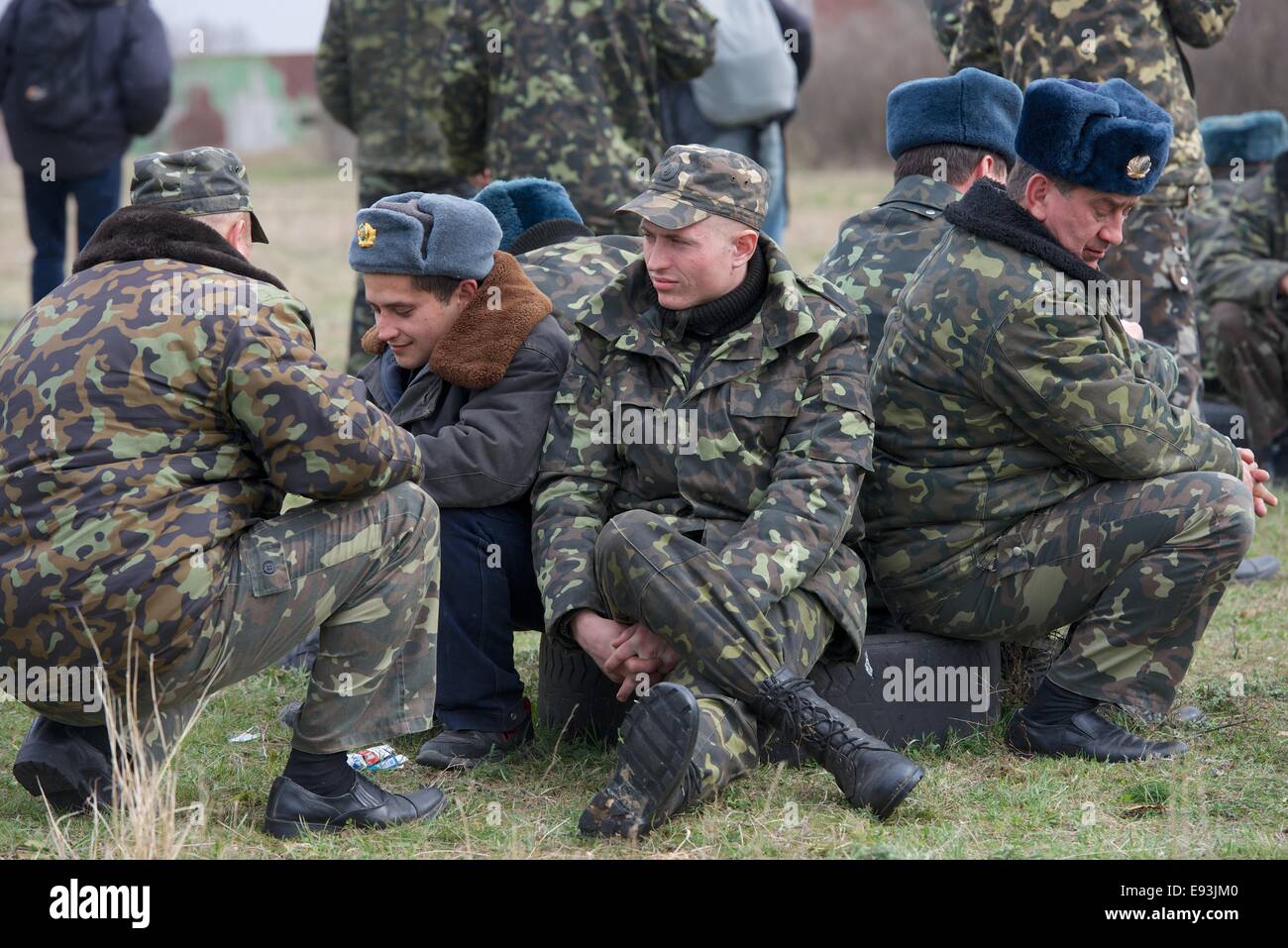 Ukrainische Flieger entspannen, umgeben von vielen "Russische" Soldaten bewaffnet Stockfoto