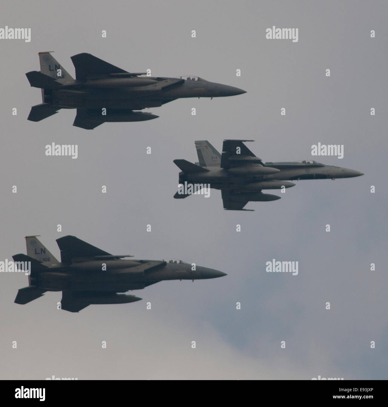 Drei NATO-Kampfjets fliegen über Cardiff Bay während des Gipfels 2014. 22 Flugzeuge aus 9 Nationen nahmen Teil. Stockfoto