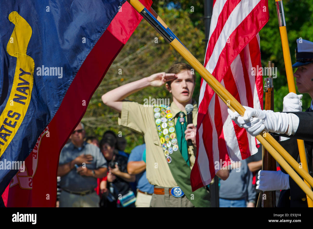 Ein Eagle Scout liefert die Pledge of Allegiance, als ein Farben-Schutz der amerikanischen, Navy und Marine Fahnen präsentiert Stockfoto