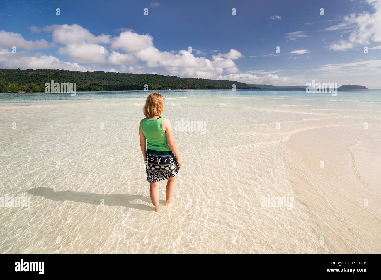 Frau stehend auf einer Sandbank an der Strand, Espiritu Santo, Vanuatu, Südpazifik, Ozeanien Stockfoto