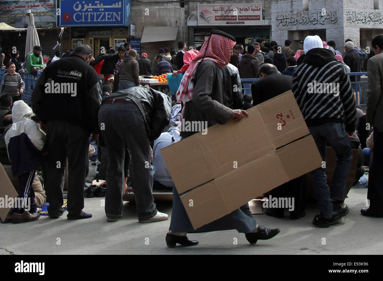 Anbeter füllen die Straße außerhalb der König Hussein-Moschee im Zentrum von Amman, Jordanien Stockfoto
