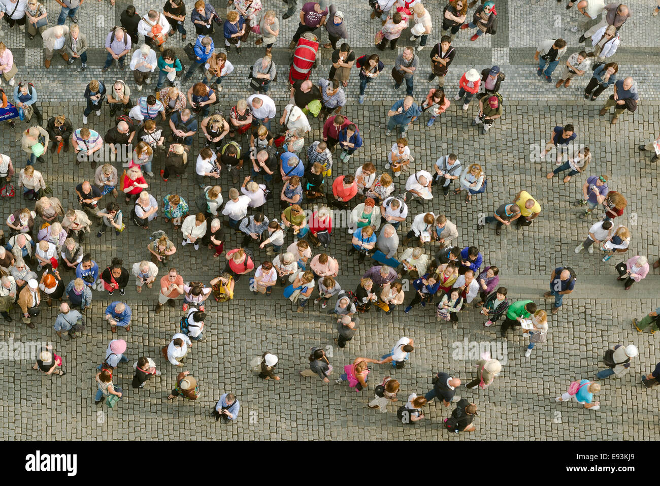 Prag, Tschechien - 9. September 2014: große Gruppe von Touristen in Prag zentrale Quadrat nach oben zum Turm des alten Rathauses. Stockfoto