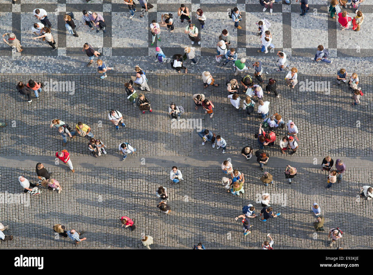Prag, Tschechien - 9. September 2014: große Gruppe von Touristen in Prag zentrale Quadrat nach oben zum Turm des alten Rathauses. Stockfoto