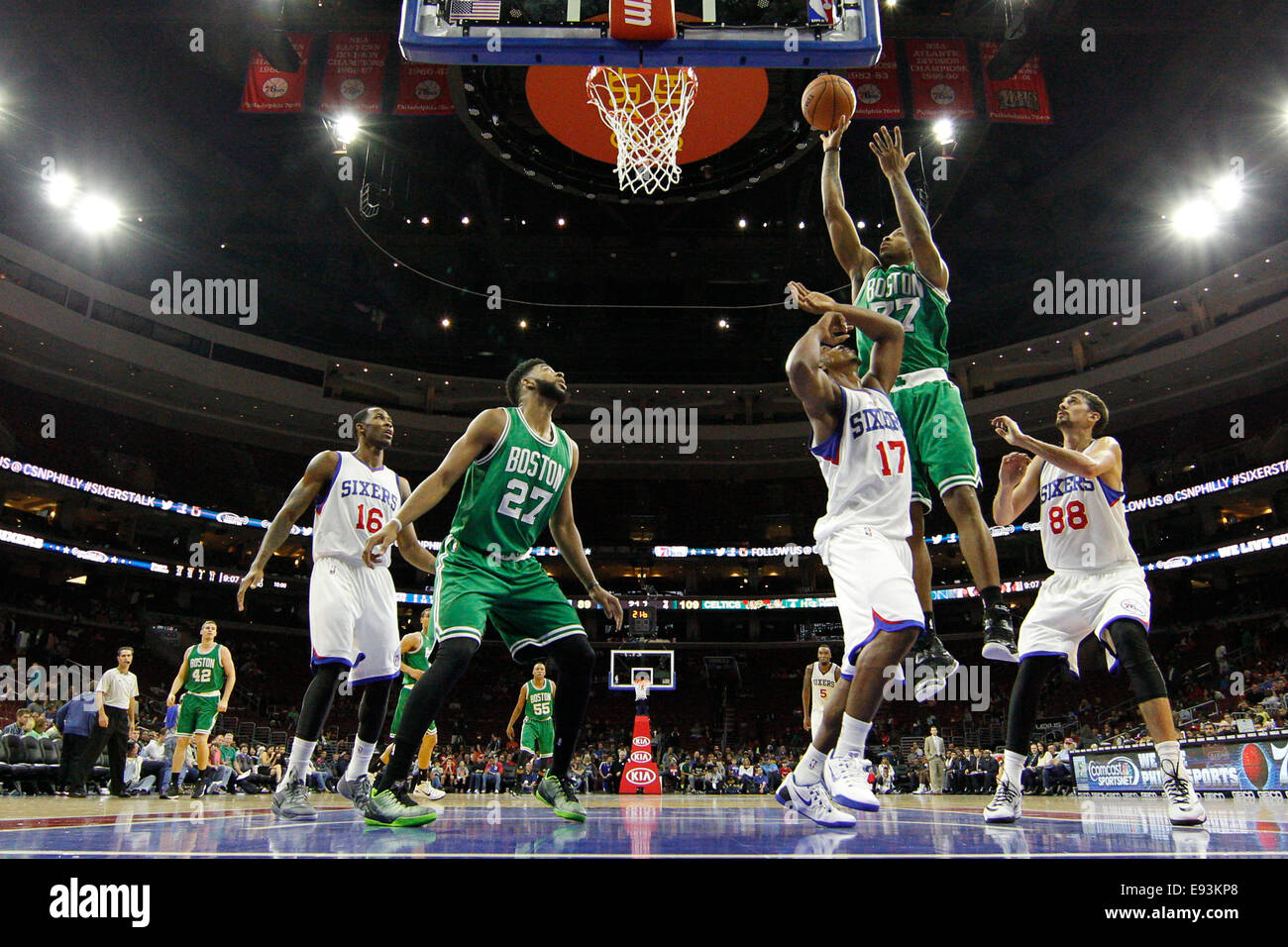 16. Oktober 2014: Boston Celtics Wache Rodney McGruder (77) schießt den Ball über Philadelphia 76ers bewachen Casper Ware (17) während der NBA Preseason Spiel zwischen den Boston Celtics und die Philadelphia 76ers im Wells Fargo Center in Philadelphia, Pennsylvania. Die Celtics gewann 111-91. (Christopher Szagola/Cal Sport Media) Stockfoto