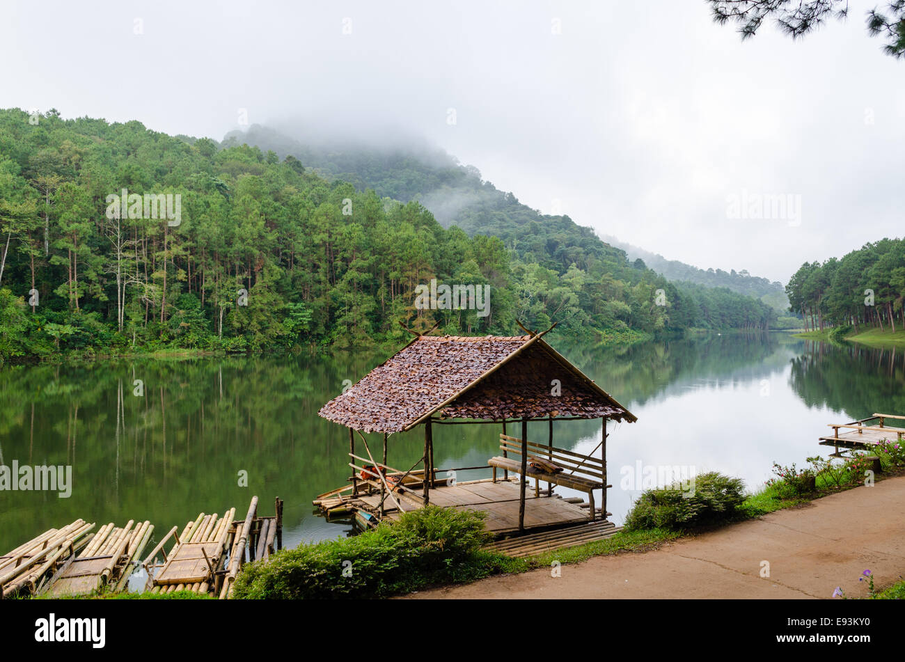 Pang Ung. Schönen Waldsee am Morgen. Mae Hong Son. Thailand Stockfoto