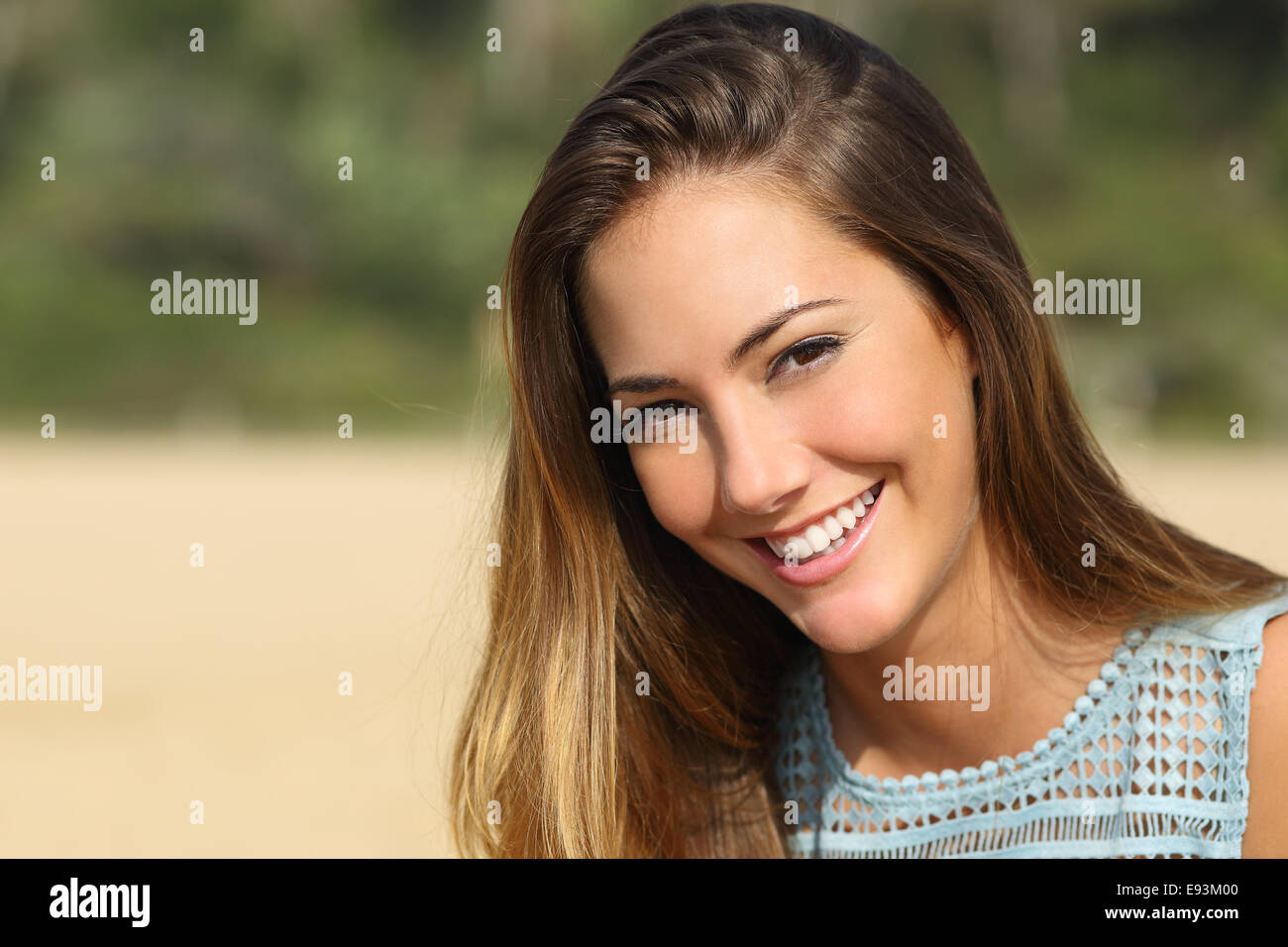 Porträt einer Frau mit einem weißen Zähne und perfektes Lächeln im freien Stockfoto