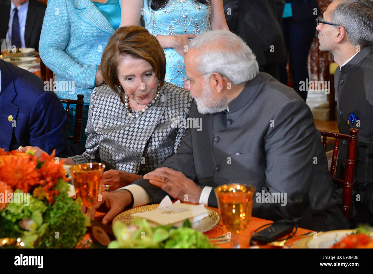 Minorität-Führer des US-Repräsentantenhauses Nancy Pelosi, plaudert mit indischen Premierminister Narendra Modi an einem Mittagessen, die US-Vizepräsident Joe Biden und US-Außenminister John Kerry zu Ehren des Premierministers bei der US-Co-Gastgeber Stockfoto