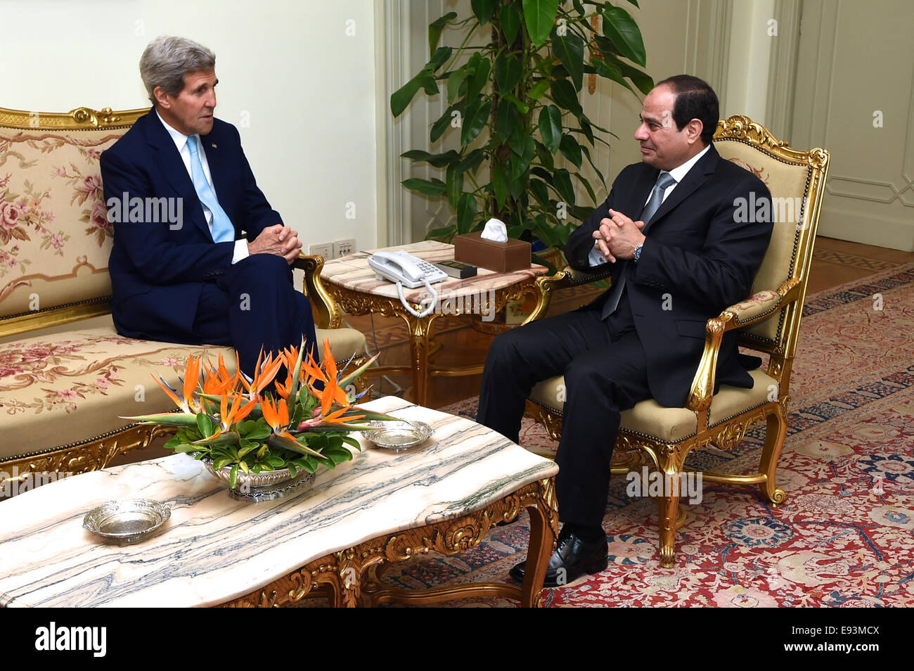 US-Außenminister John Kerry plaudert mit der ägyptische Präsident Abdel Fattah al-Sisi am 13. Oktober 2014, zu Beginn eines bilateralen Treffens in den Präsidentenpalast in Kairo, Ägypten. [State Department Foto/Public Domain Stockfoto