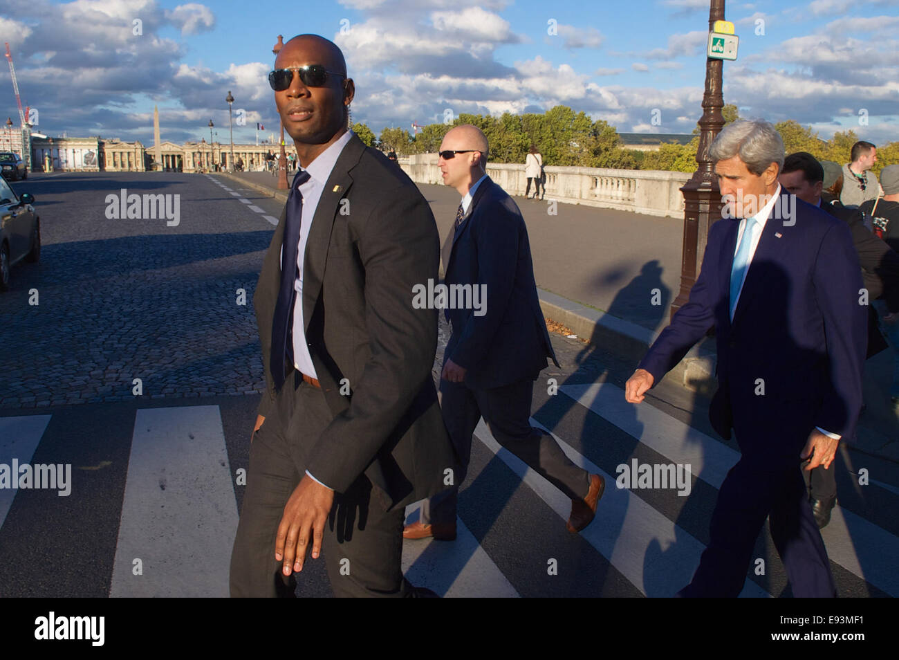 US-Außenminister John Kerry geht der Place De La Concorde, während er auf dem Quai d ' Orsay in Paris, Frankreich, für eine Besprechung mit der französische Außenminister Laurent Fabius im 13. Oktober 2014 geht. Stockfoto