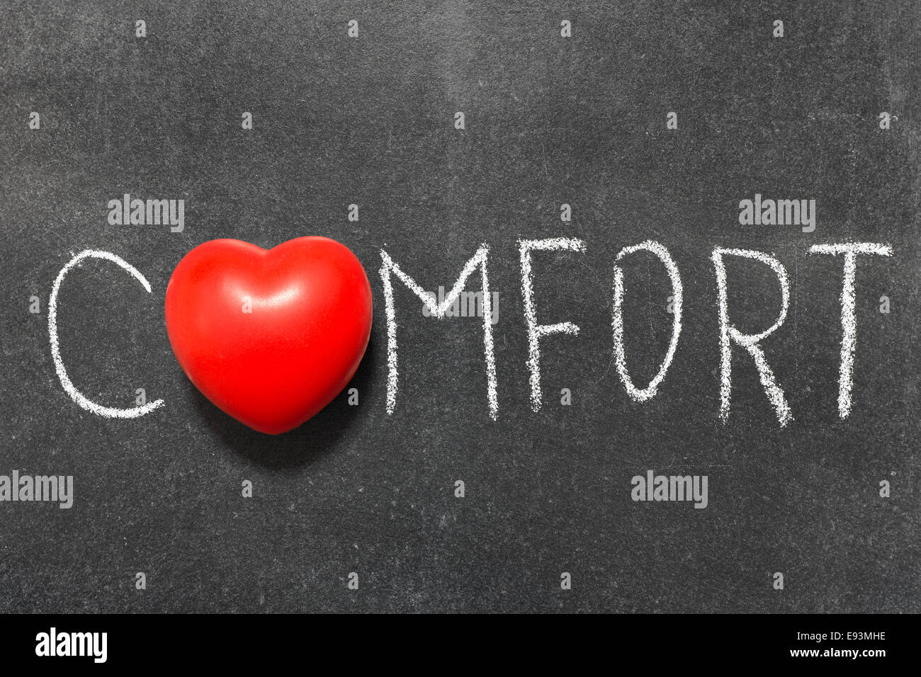 Komfort-Wort handschriftlich auf Tafel mit Herzsymbol statt O Stockfoto