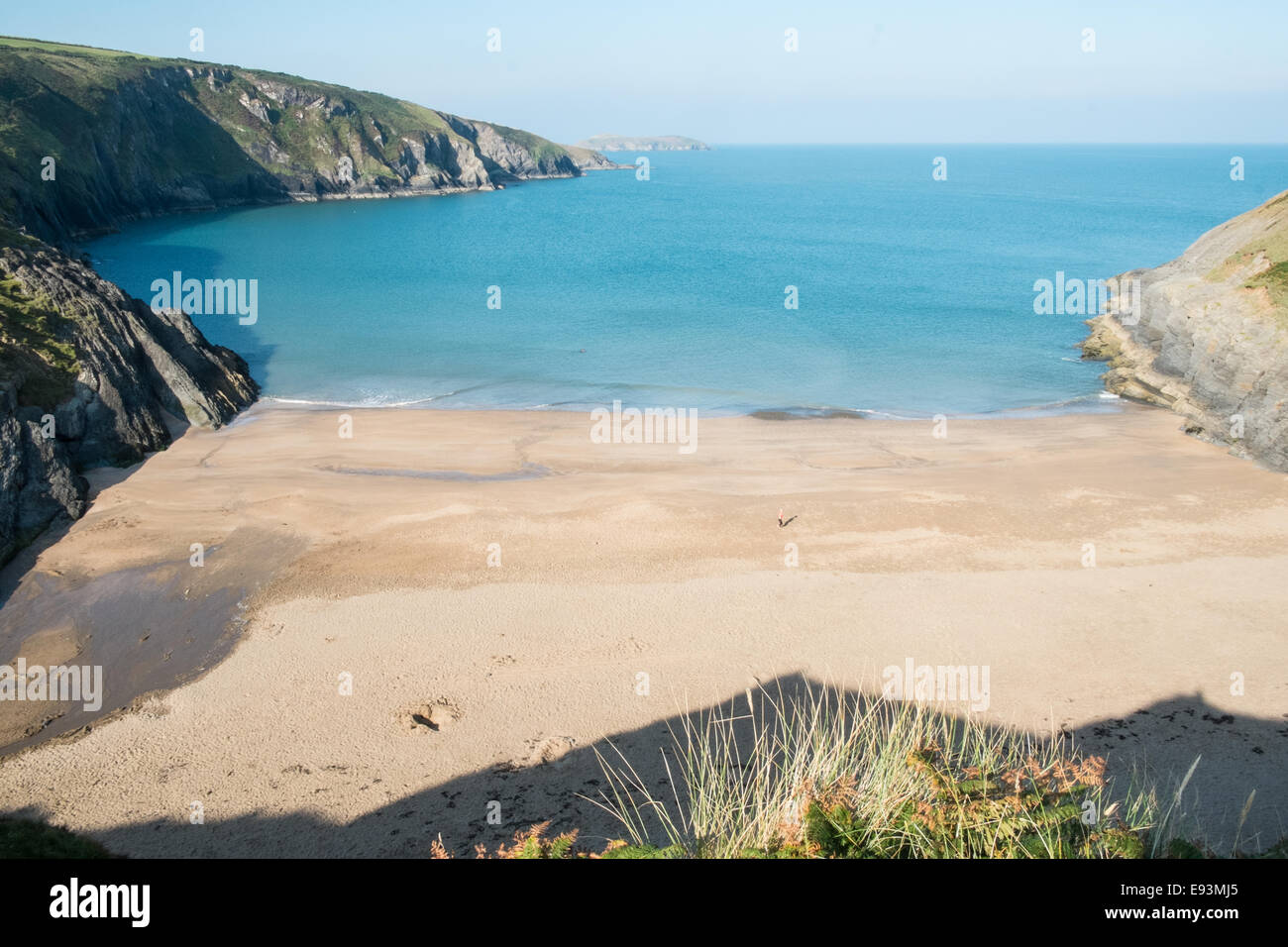 Sandy Mwnt, Strand, Cardigan Bay, Ceredigion, West Wales, Wales und nur wenige Touristen an einem ruhigen, ruhiger und sonniger Sommertag. Stockfoto