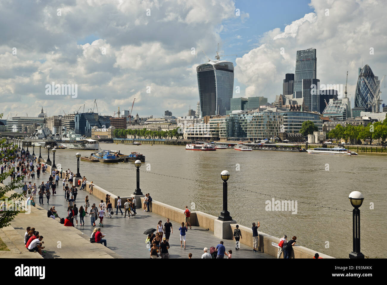 Menschen am Ufer der Themse in Southwark London Vereinigtes Königreich Stockfoto