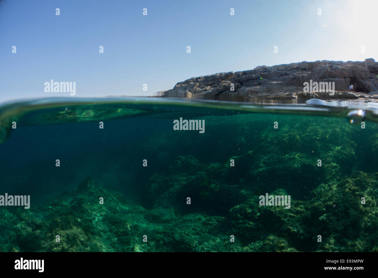 Unterwasserlandschaft des Mittelmeers zu Zongor Zeitpunkt das Mini Blue Hole, Malta. Stockfoto
