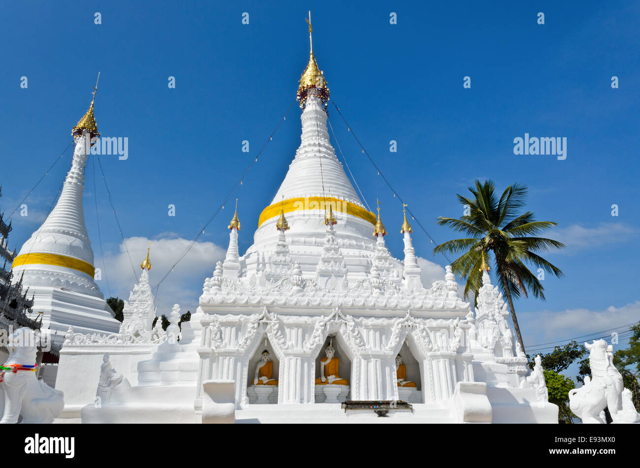 Weiße Pagode Architektur am Wat Phra, dass Doi Kong Mu Tempel in Mae Hong Son Provinz von Nord-Thailand. Stockfoto