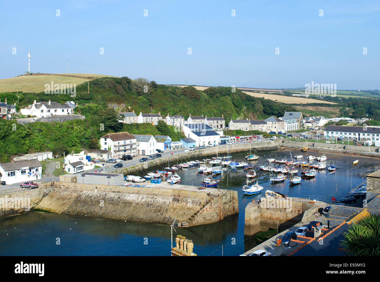 Der Hafen am Hafendamm in Cornwall, Großbritannien Stockfoto