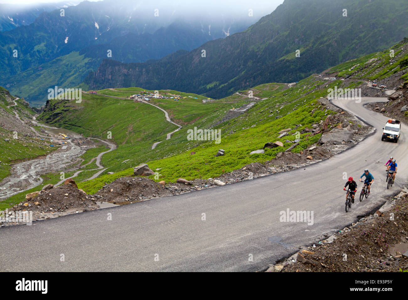 Radfahren in Richtung Rohtang La auf der Autobahn zwischen Manali und Leh Stockfoto
