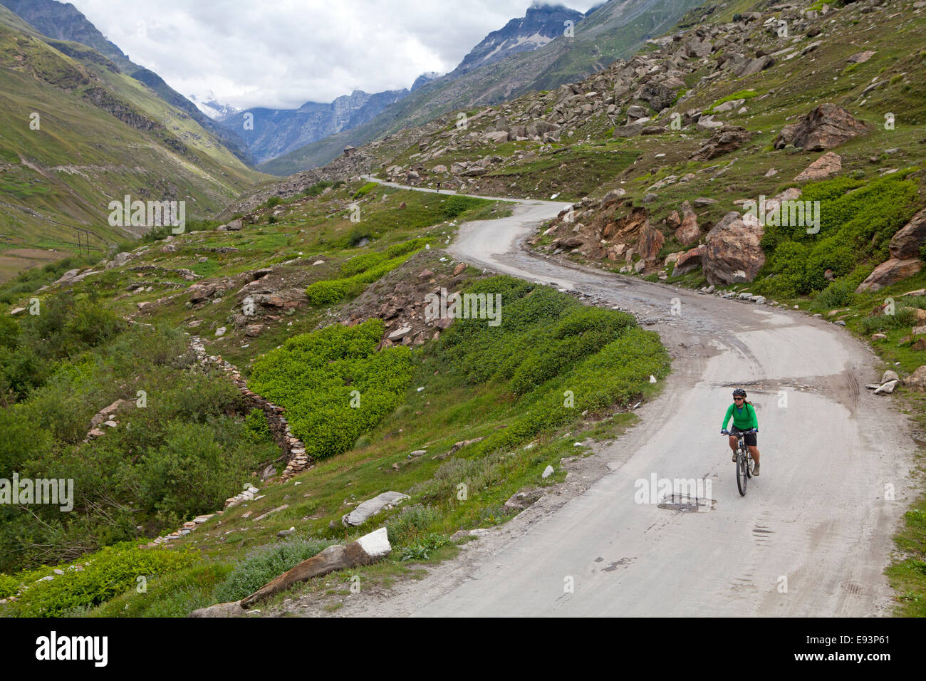 Radfahrer auf der Autobahn zwischen Manali und Leh aus Rohtang La, absteigend Stockfoto
