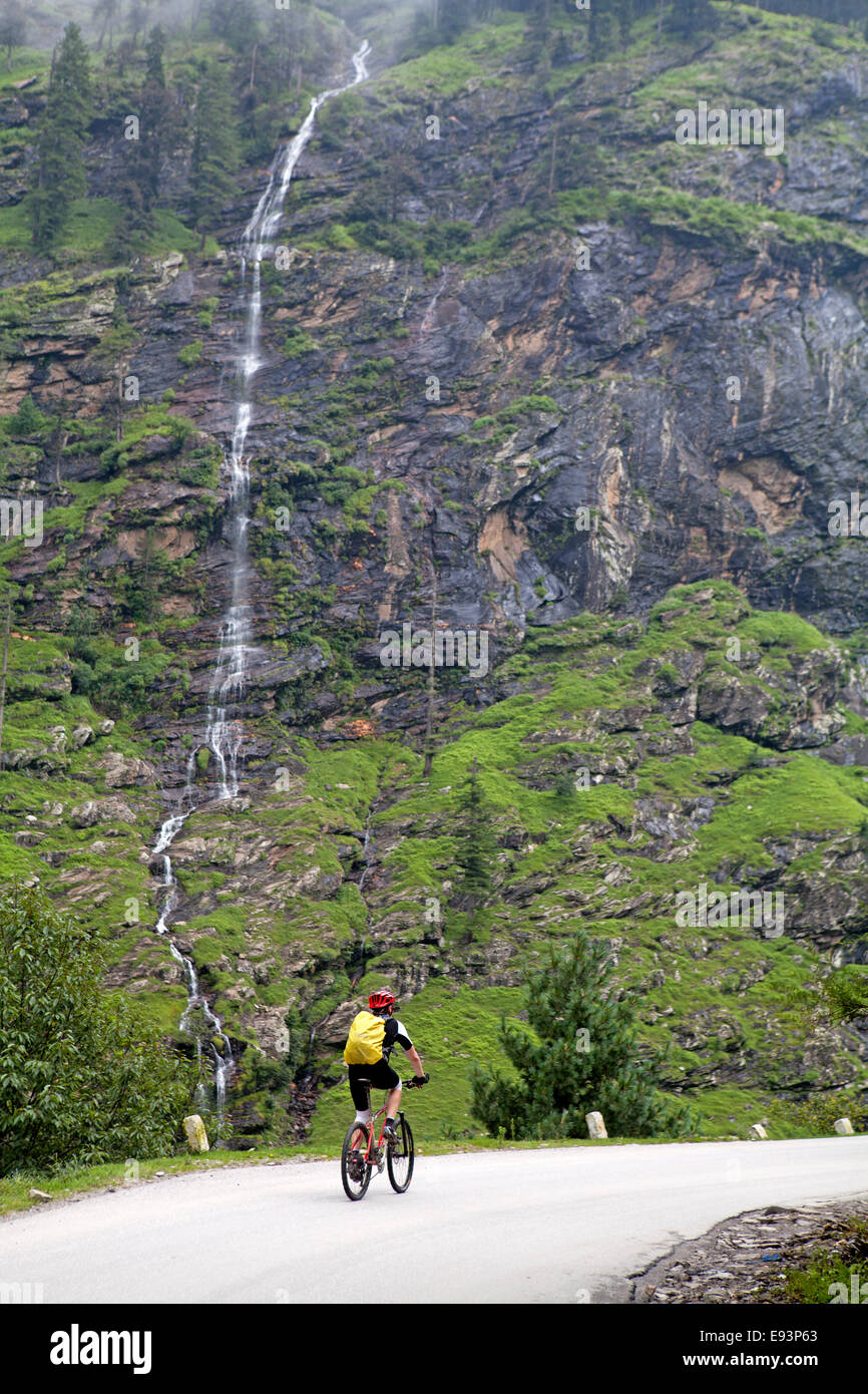 Radfahren unter einem Wasserfall in der Steigung nach Rohtang La auf dem Highway von Manali nach Leh Stockfoto