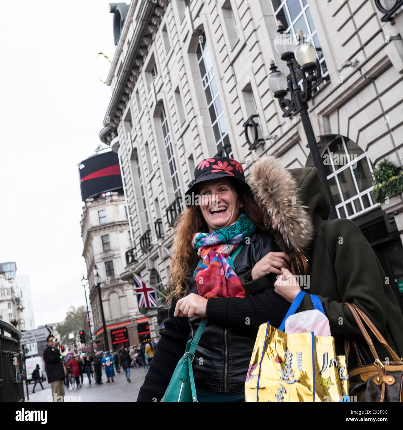 Zwei Frauen lachen im Londoner West End Stockfoto
