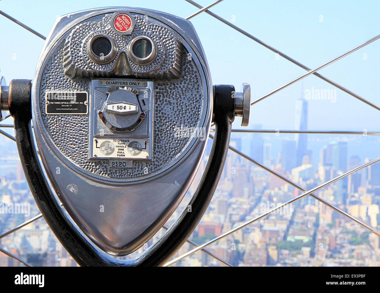 Fernglas an der Spitze des Empire State Building, New York City, USA Stockfoto