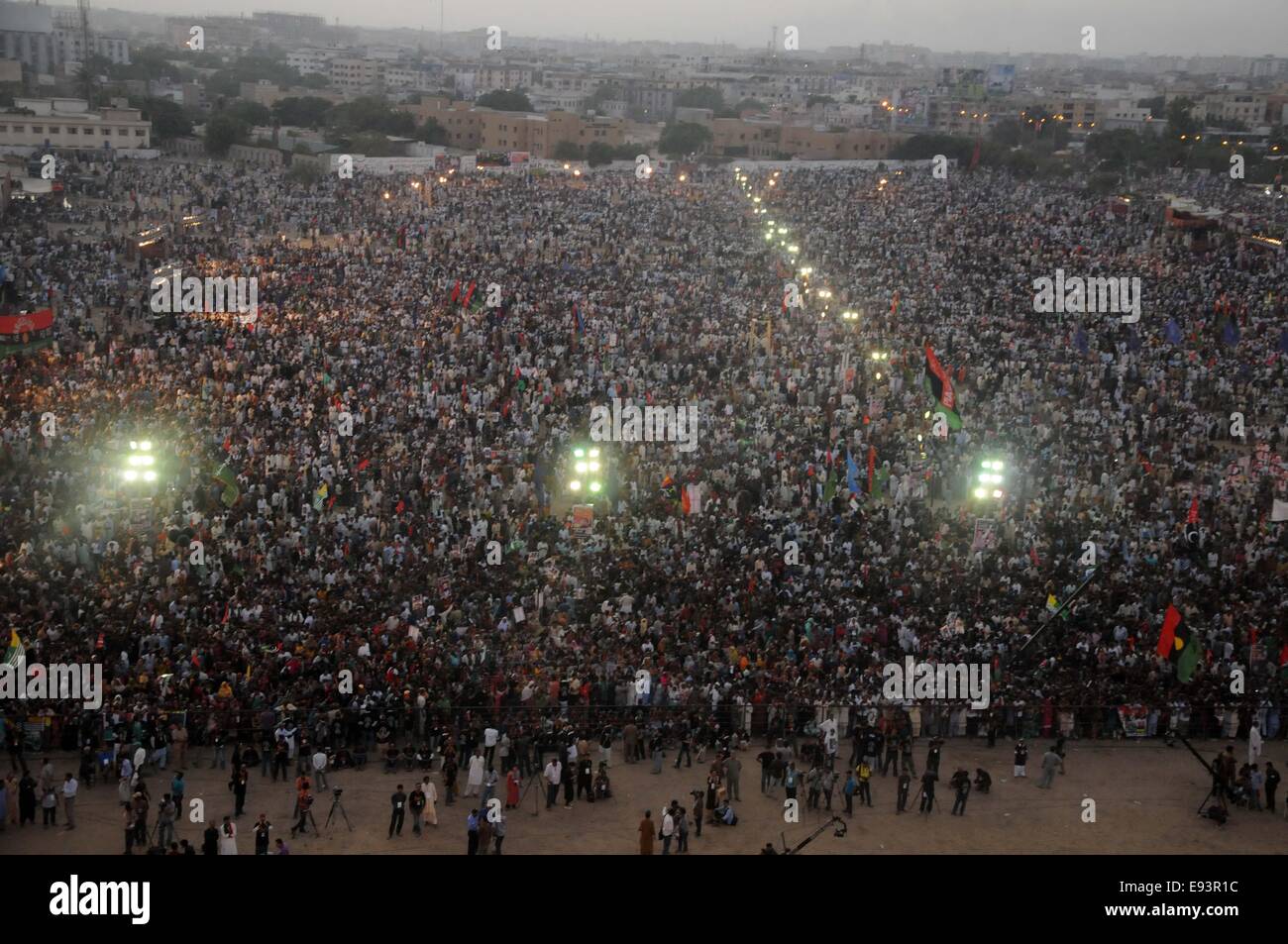 Karachi, Pakistan. 18. Oktober 2014. Unterstützer von Pakistan-Völker-Partei (PPP) versammeln, um ihre Unterstützung für Bilawal Bhutto Zardari, der Sohn des Landes erschlagenen premier Benazir Bhutto, auf den offiziellen Start seiner politischen Karriere, im südlichen Hafenstadt pakistanischen Stadt Karachi auf 18. Oktober 2014 zeigen. Bildnachweis: Masroor/Xinhua/Alamy Live-Nachrichten Stockfoto