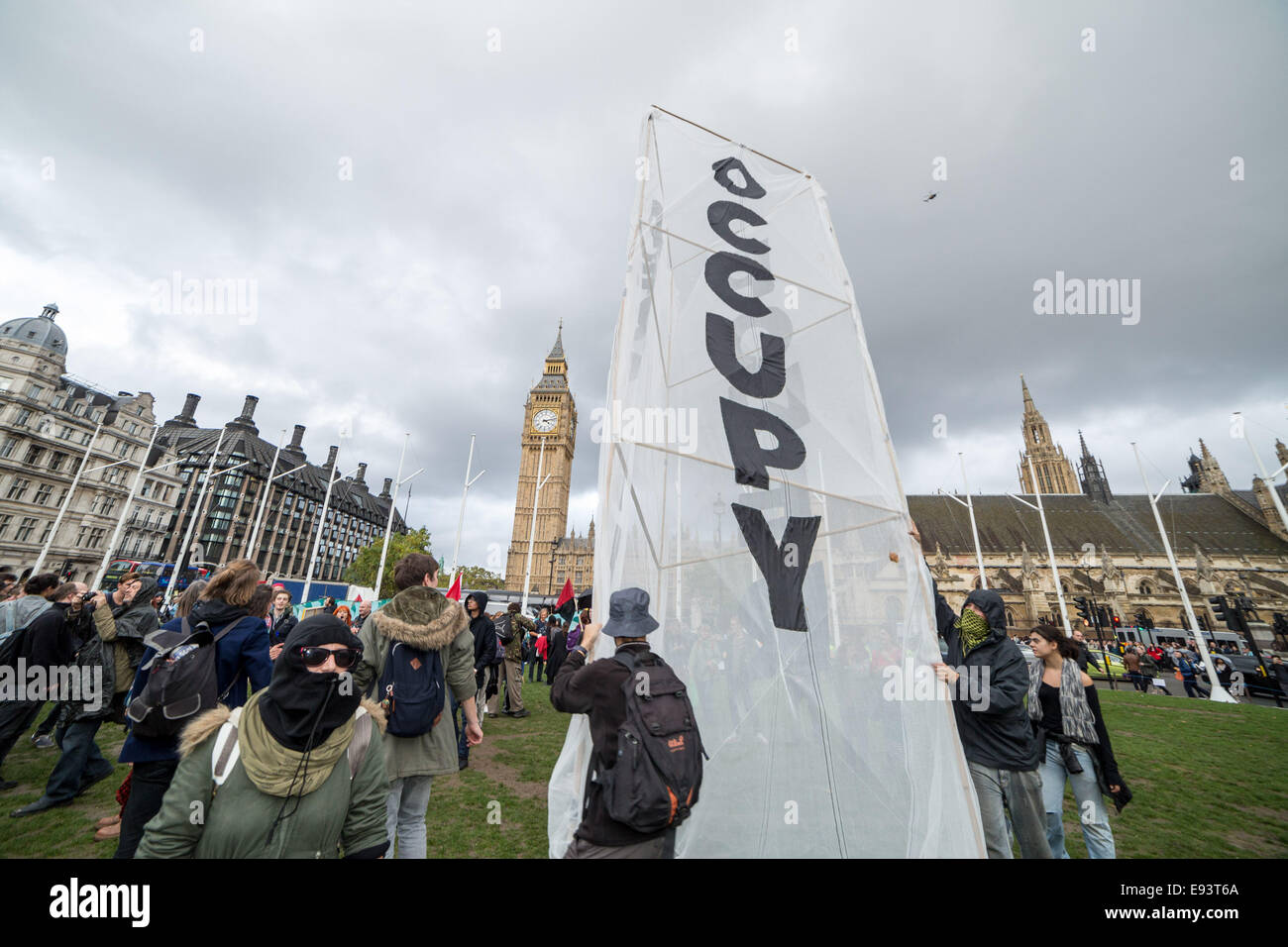 London, UK. 18. Oktober 2014. Zweiter Tag der besetzen Demokratie Camp in Bundesplatz Credit: Guy Corbishley/Alamy Live-Nachrichten Stockfoto