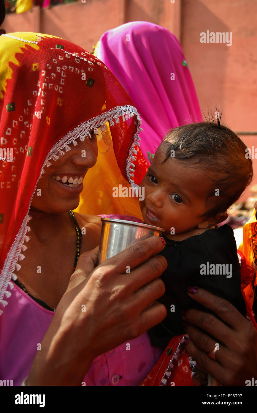 Mutter, Fütterung Milch für ihr Baby, Rajasthan, Indien Stockfoto