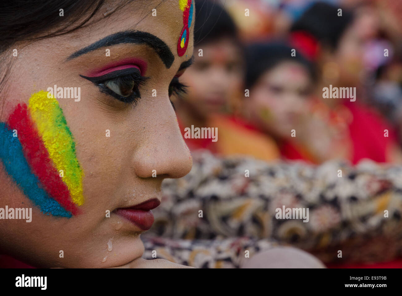 Frauen feiern Holi Festival, Kolkata, Westbengalen, Indien Stockfoto