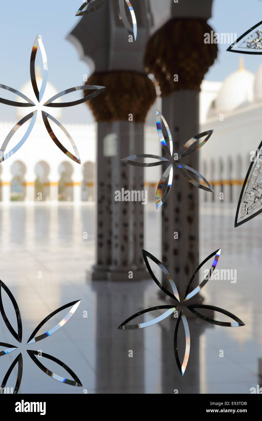 Innenhof der Moschee Sheikh Zayed, Abu Dhabi, Vereinigte Arabische Emirate, durch eine Glasscheibe betrachtet Stockfoto