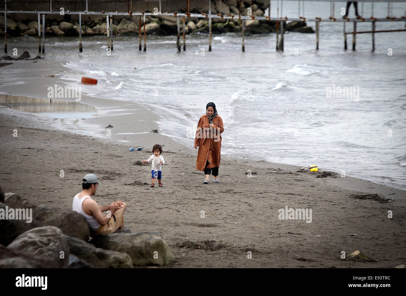 Chaloos, Iran. 17. Oktober 2014. Menschen Vergnügen sich am Kaspischen Meeresstrand in der Nähe von Chaloos Stadt, Nordiran, am 17. Oktober 2014. © Ahmad Halabisaz/Xinhua/Alamy Live-Nachrichten Stockfoto