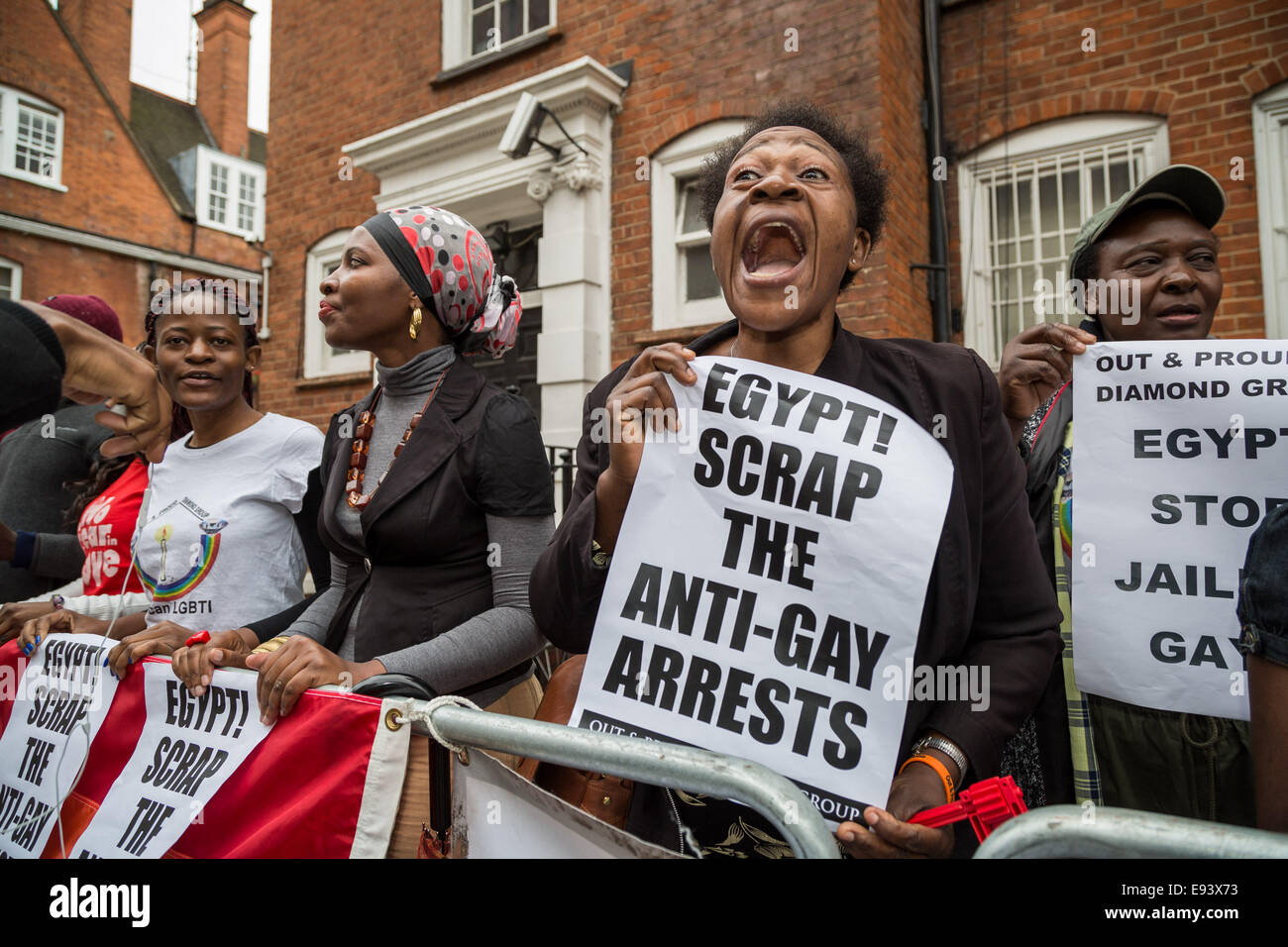 London, UK. 18. Oktober 2014.  LGBT-Protest vor dem ägyptischen Botschaft Credit: Guy Corbishley/Alamy Live-Nachrichten Stockfoto