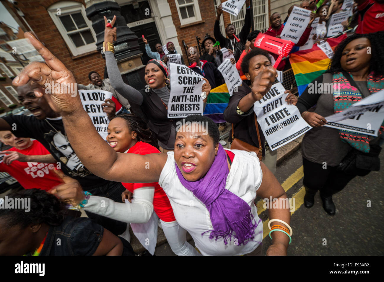 London, UK. 18. Oktober 2014.  LGBT-Protest vor dem ägyptischen Botschaft Credit: Guy Corbishley/Alamy Live-Nachrichten Stockfoto
