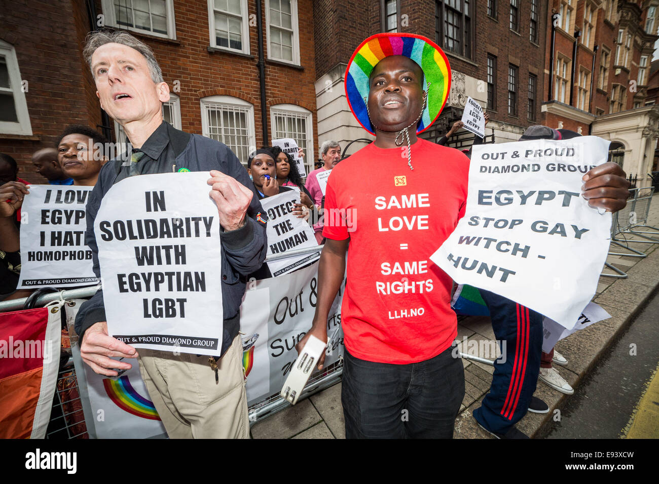 London, UK. 18. Oktober 2014.  LGBT-Protest vor dem ägyptischen Botschaft Credit: Guy Corbishley/Alamy Live-Nachrichten Stockfoto