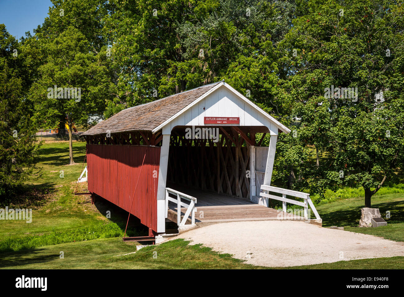 Die Cutler-Donahue Covered Bridge im Stadtpark Winterset, Iowa, USA. Stockfoto