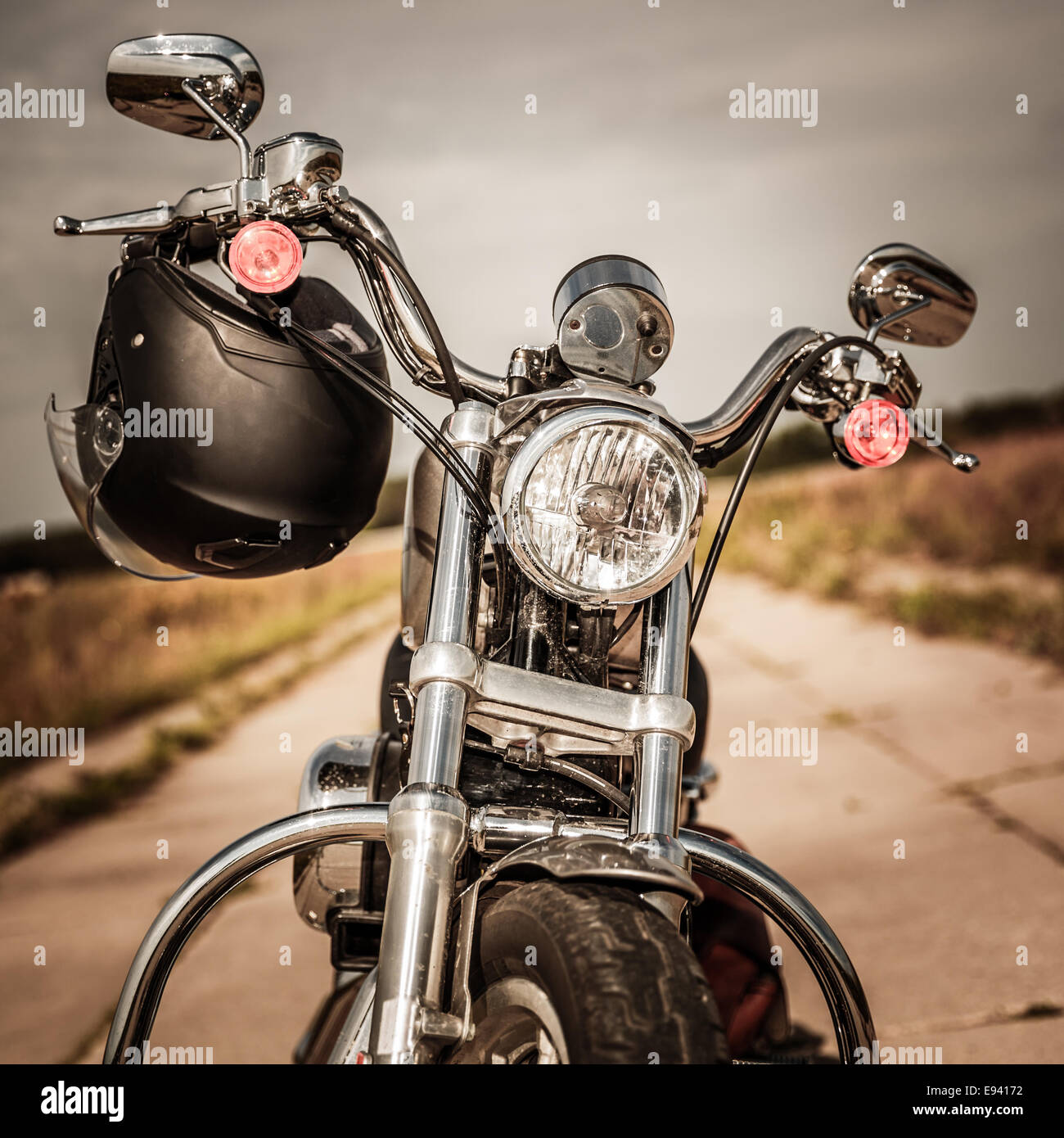 Motorrad auf der Straße mit einem Helm auf dem Lenker. Stockfoto