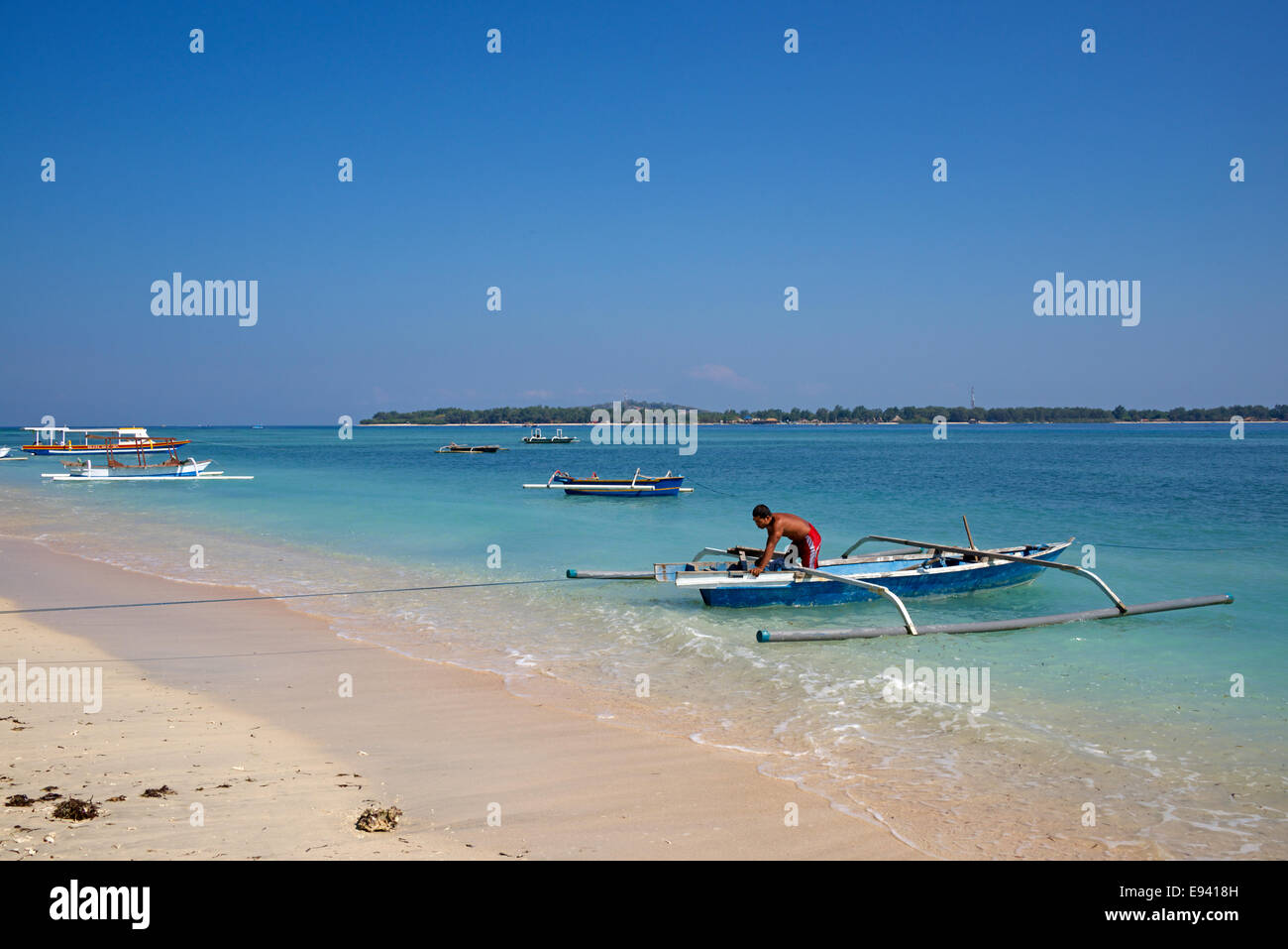Küstenlinie mit Fischer Vorbereitung Auslegerkanu Gili Air Lombok Indonesien Stockfoto