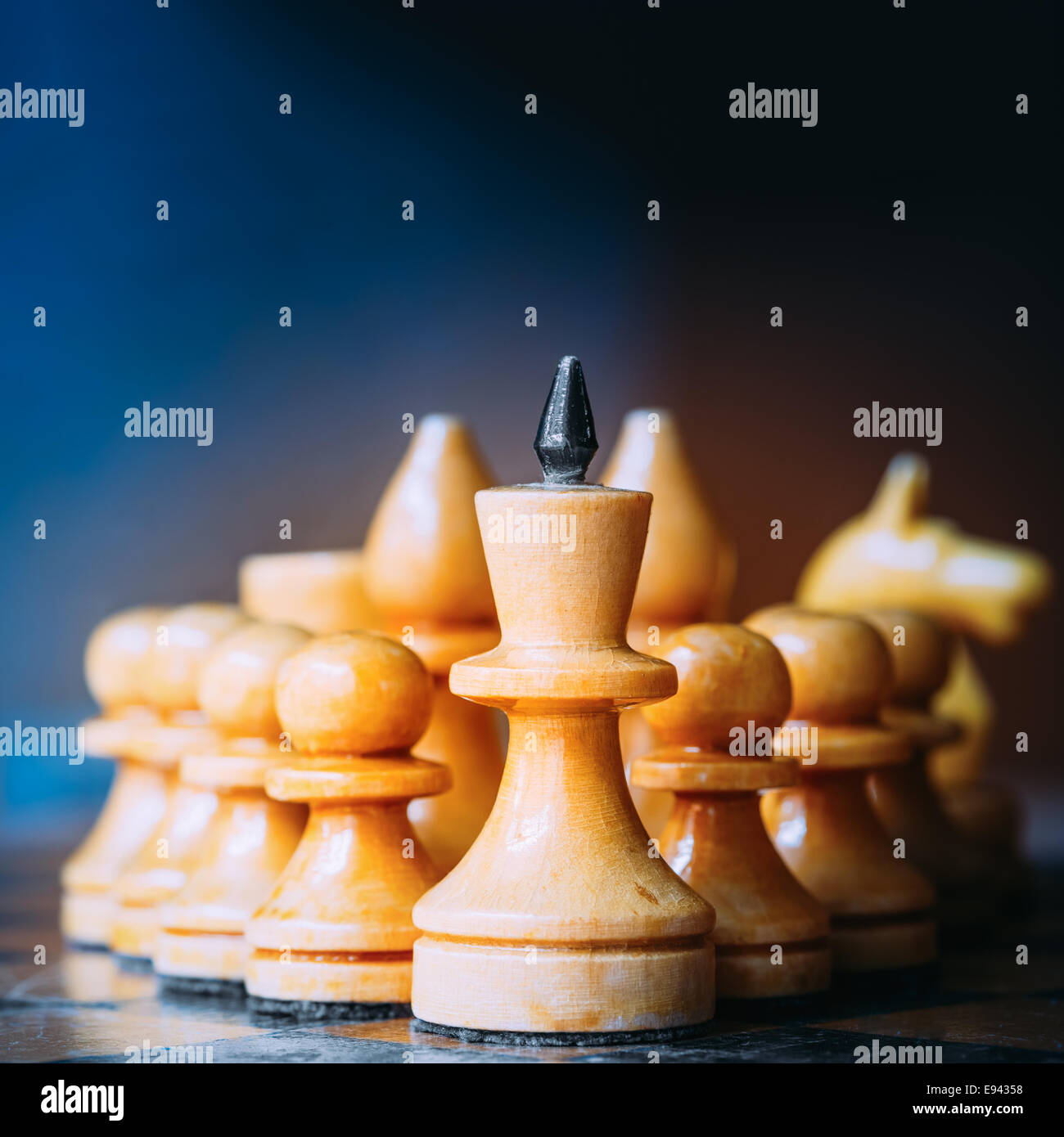 Schach-Führer führt seine Armee weiße Holzfiguren. Konzept-Spiel. Close Up Fokus Stockfoto