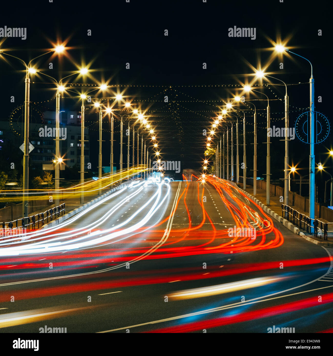 Traffic - Light Trails auf Stadt-Straße in der Nacht, Langzeitbelichtung abstrakte städtischen Hintergrund zu beschleunigen Stockfoto