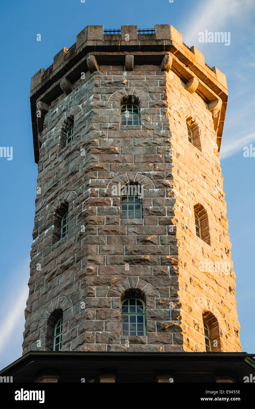 Aussichtsturm im römischen Stil in Finnland. Steinerne Wand und Fenster in der Sonne baden. Stockfoto