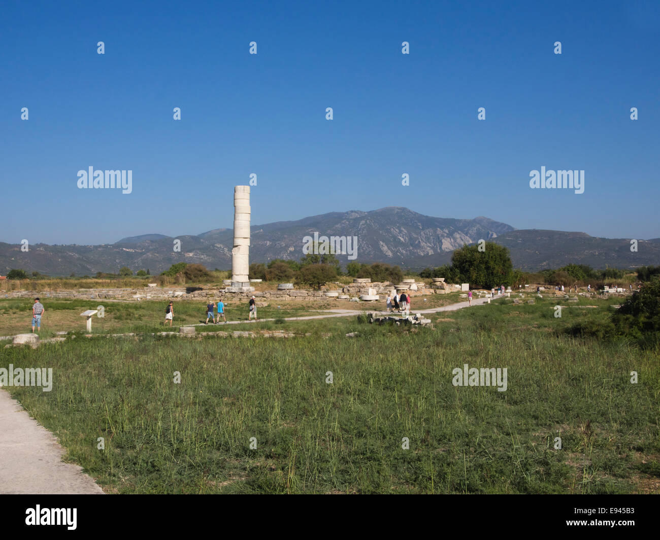 Heraion von Samos, großen Heiligtum der Göttin Hera, Samos Griechenland, ein UNESCO-Weltkulturerbe, Touristen und Spalte Stockfoto