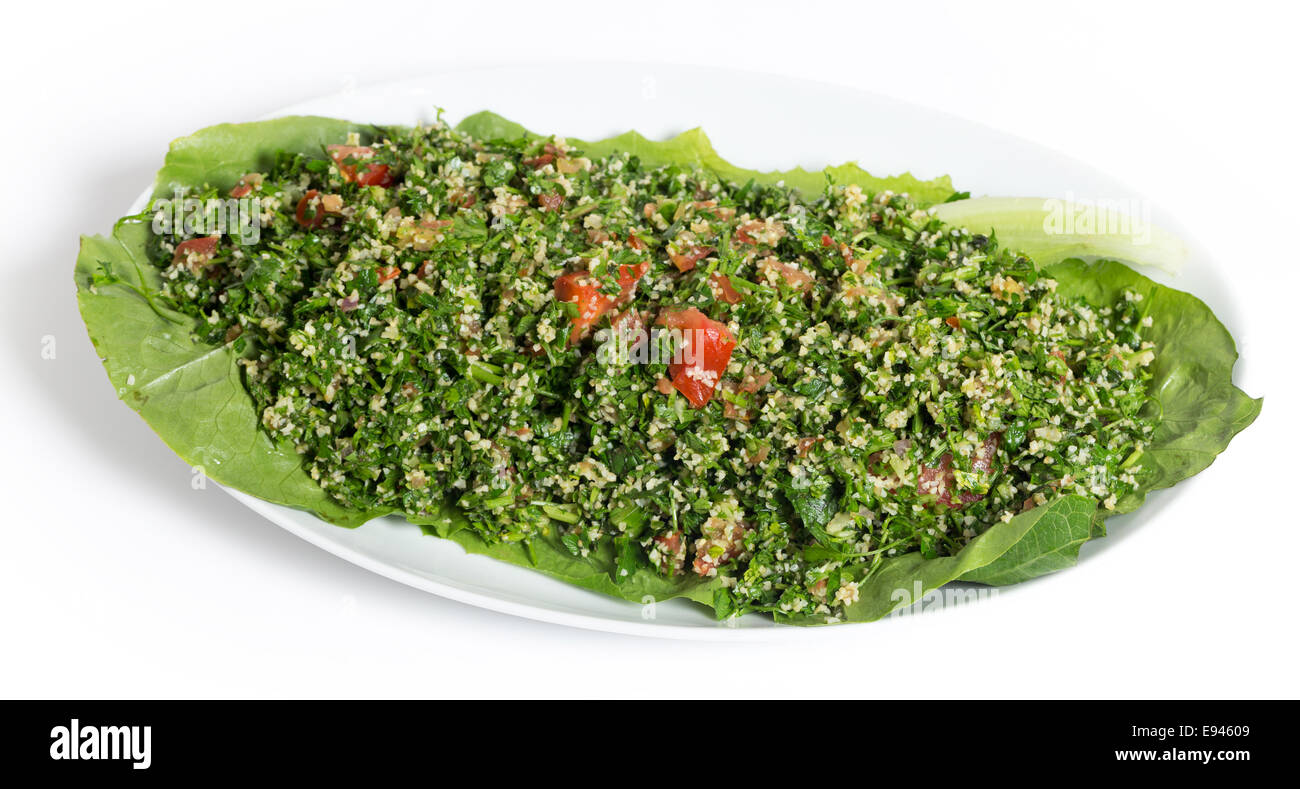 Hausgemachte libanesisch-Stil Tabouii gemacht mit rohe Petersilie, Minze, Gurke, Tomate, burghal aka Bulgar Weizen, Zitronensaft, Olivenöl Stockfoto
