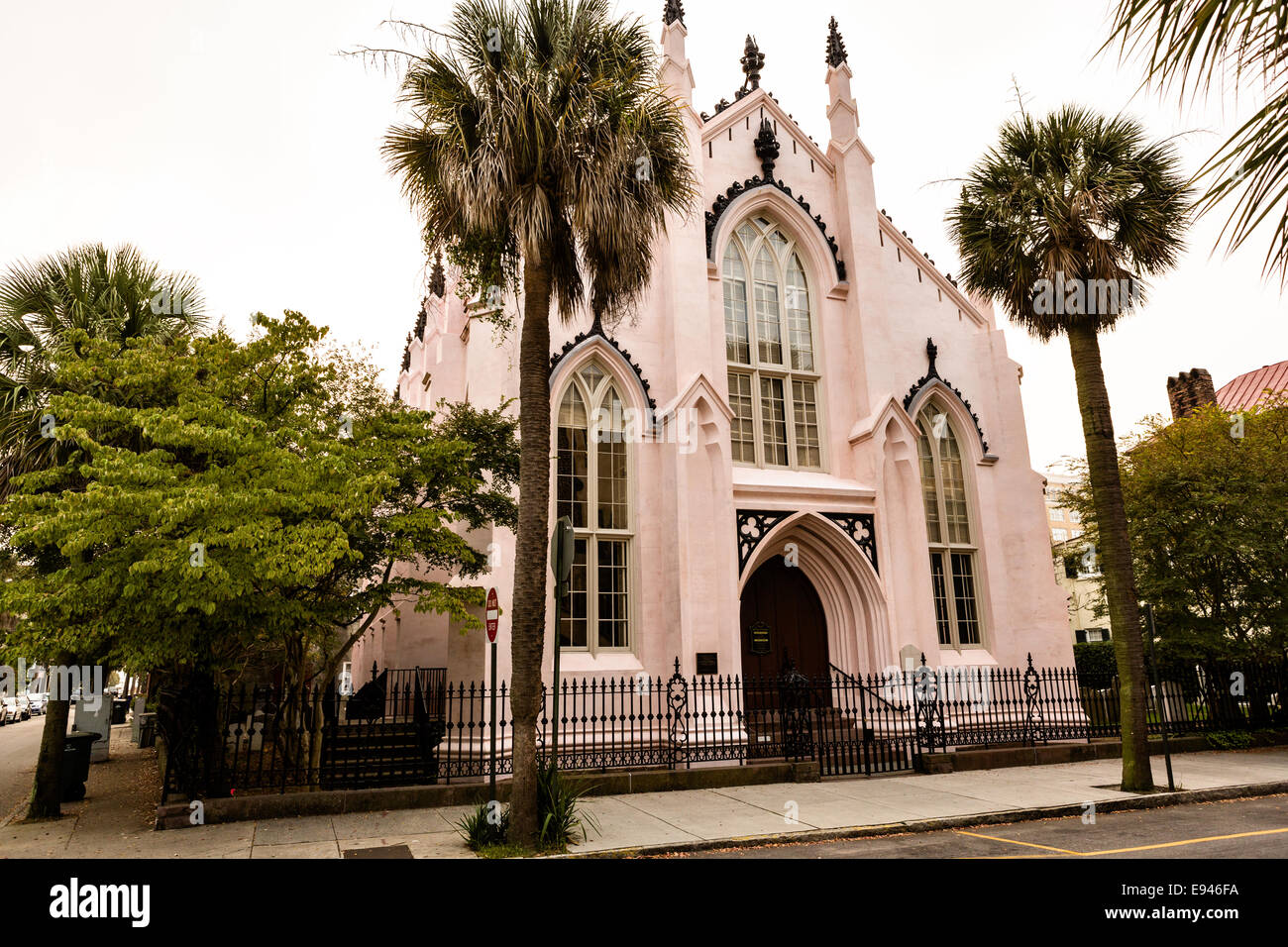 Die rosa französische Hugenotten-Kirche im French Quarter entlang Church Street im historischen Charleston, SC. Stockfoto
