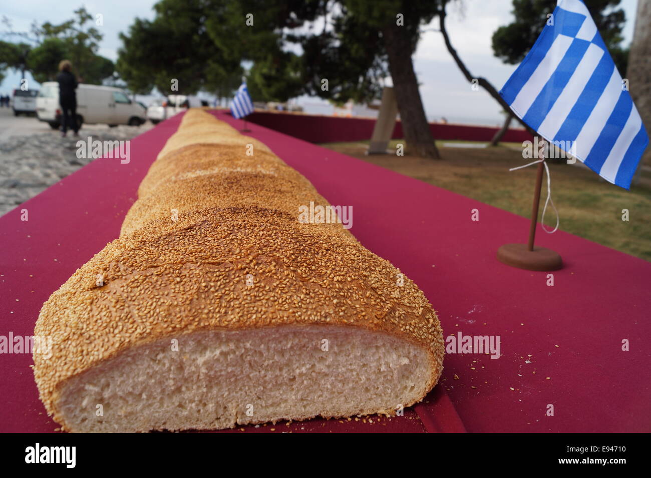 Thessaloniki, Griechenland. 19. Oktober 2014.  Bäcker aus Nordgriechenland errichtet eine 150 Meter lange "Koulouri" (eine traditionelle griechische Sesam-beschichtete Brot) in der zweitgrößten Stadt Thessaloniki, Griechenland.  Die Bäcker umgeben der Stadt ikonischen weißen Turm um einen Guinness-Rekord der weltweit längste Koulouri je gemacht Credit zu erreichen: Orhan Tsolak Alamy Live News Stockfoto