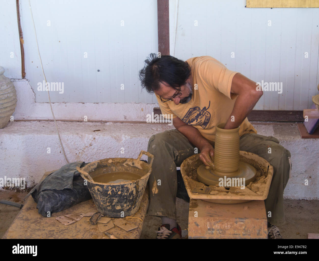 Shop und Werkstatt der Hydria Keramik Kunst in Samos Griechenland demonstrieren, Herstellung und Verkauf von Keramik Raku brennen, Verglasung Stil Stockfoto