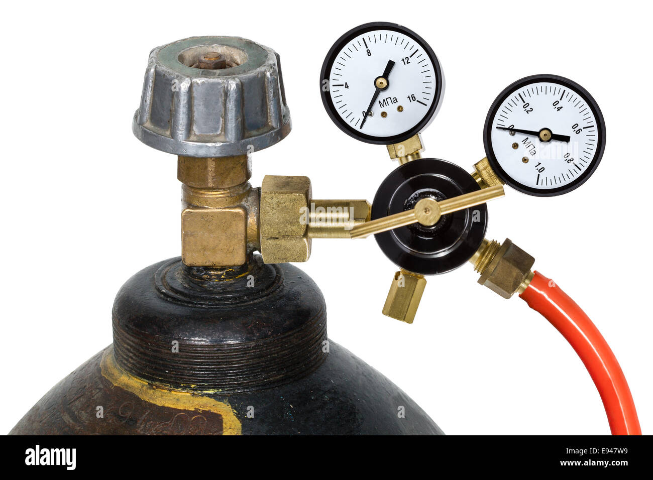 Gasdruckregler mit Manometer, isoliert auf weißem Hintergrund Stockfoto