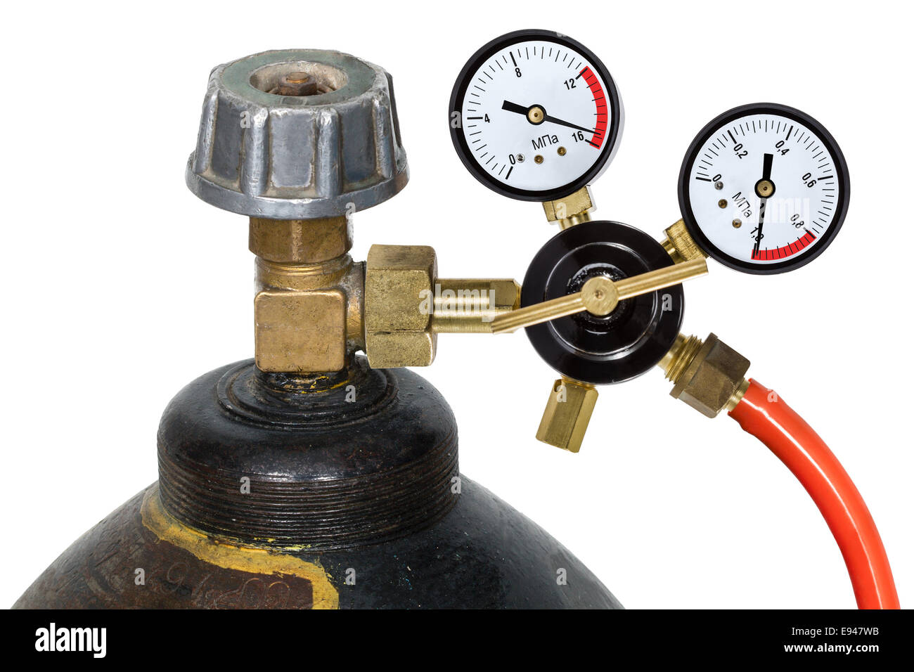 Gasdruckregler mit Manometer, isoliert auf weißem Hintergrund Stockfoto