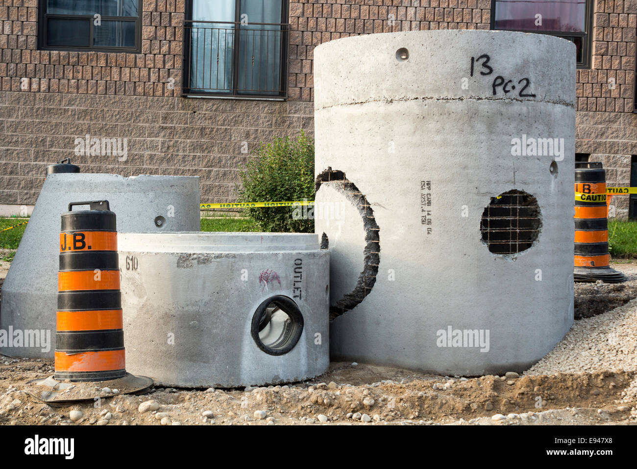 Konkrete Kanalisation Stücke bereit, in den Boden auf der Baustelle umgesetzt werden. Stockfoto