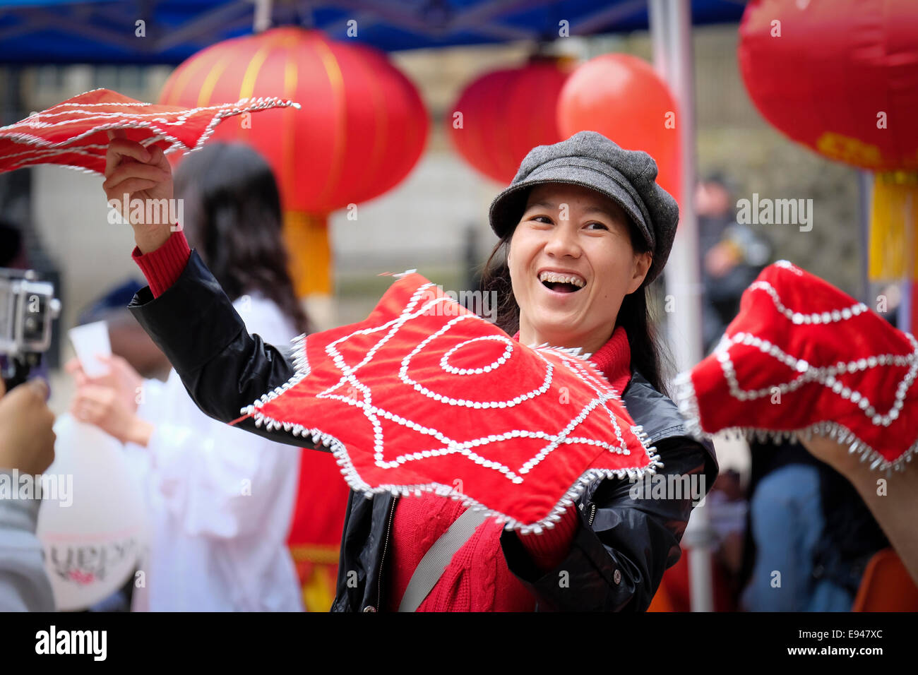 Chinesische Frauen genießen traditionelle Spinnerei Aktivität Stockfoto