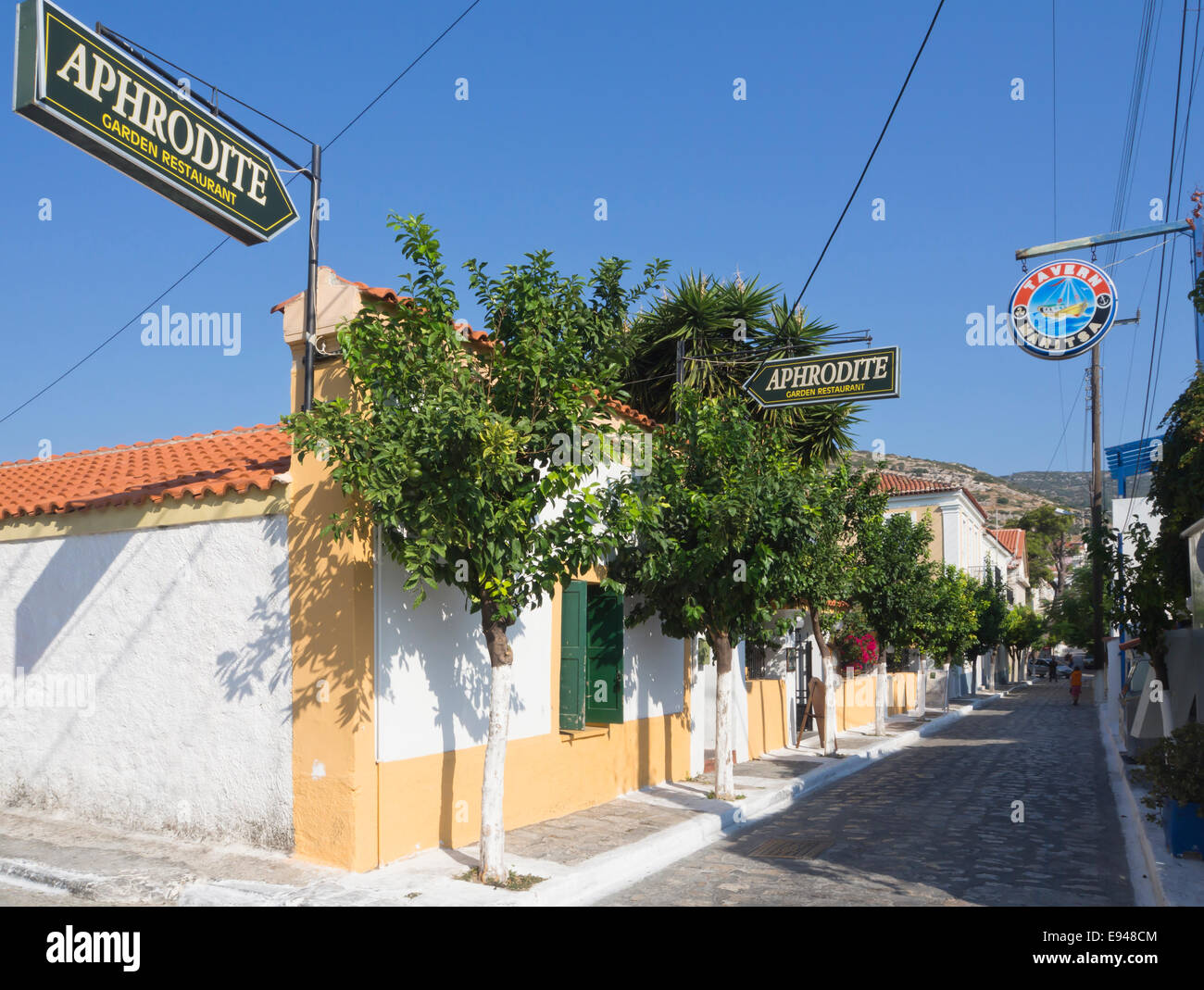 Malerische Straße und Restaurant Zeichen in das Meer touristische Dorf von Pythagoreion auf der Insel Samos in Griechenland Stockfoto